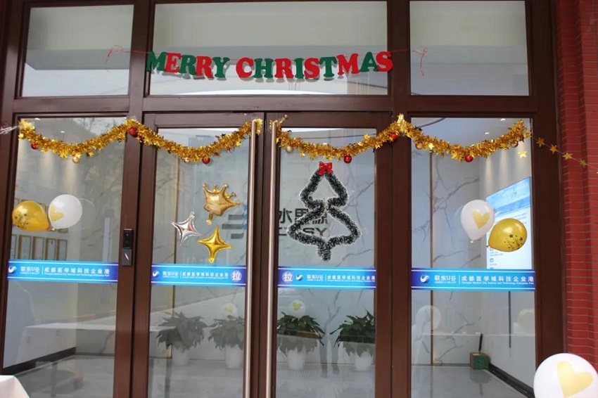 圣誕老人不僅帶來了糖果、蛋糕、還有無盡歡笑，因為他叫“水思源”