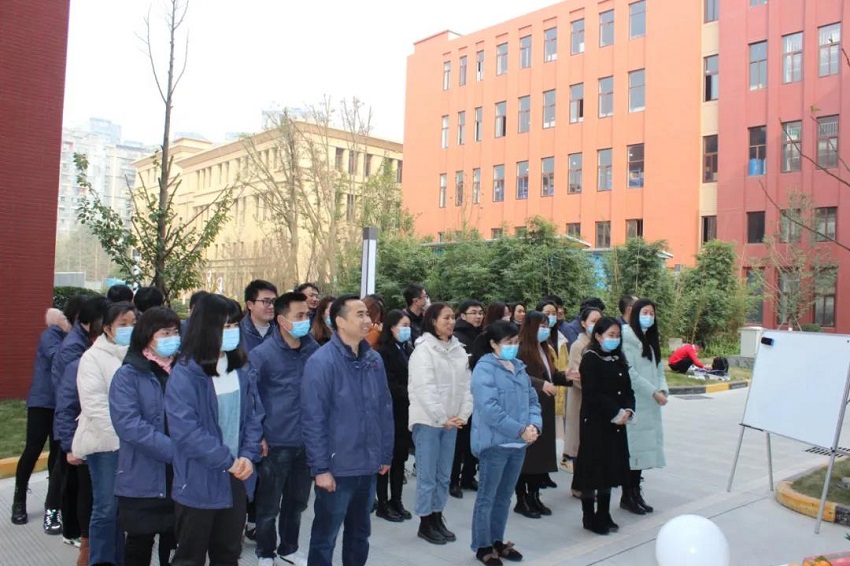 圣誕老人不僅帶來了糖果、蛋糕、還有無盡歡笑，因為他叫“水思源”