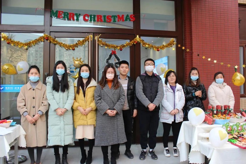 圣誕老人不僅帶來了糖果、蛋糕、還有無盡歡笑，因為他叫“水思源”