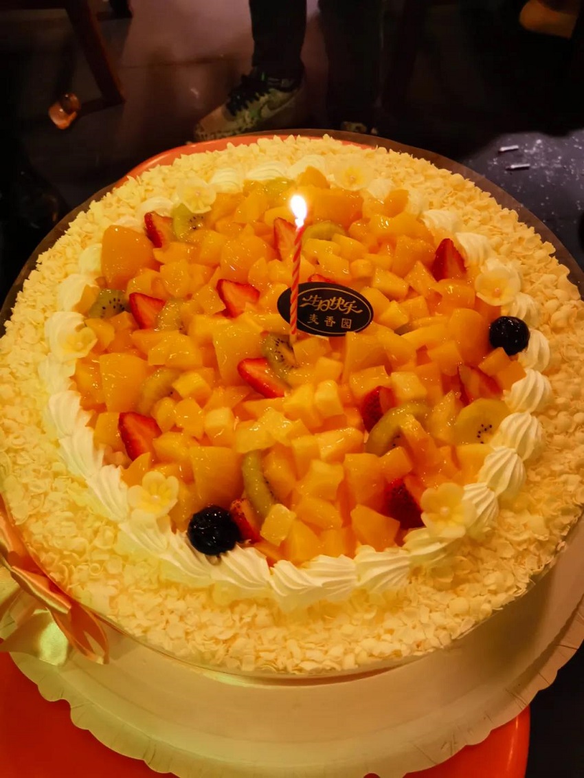 圣誕老人不僅帶來了糖果、蛋糕、還有無盡歡笑，因為他叫“水思源”