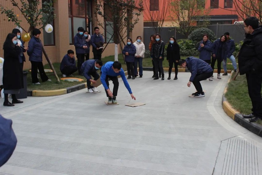 圣誕老人不僅帶來了糖果、蛋糕、還有無盡歡笑，因為他叫“水思源”