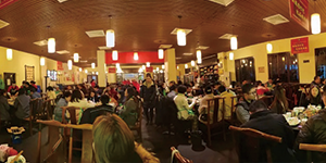 圣誕老人不僅帶來了糖果、蛋糕、還有無盡歡笑，因為他叫“水思源”